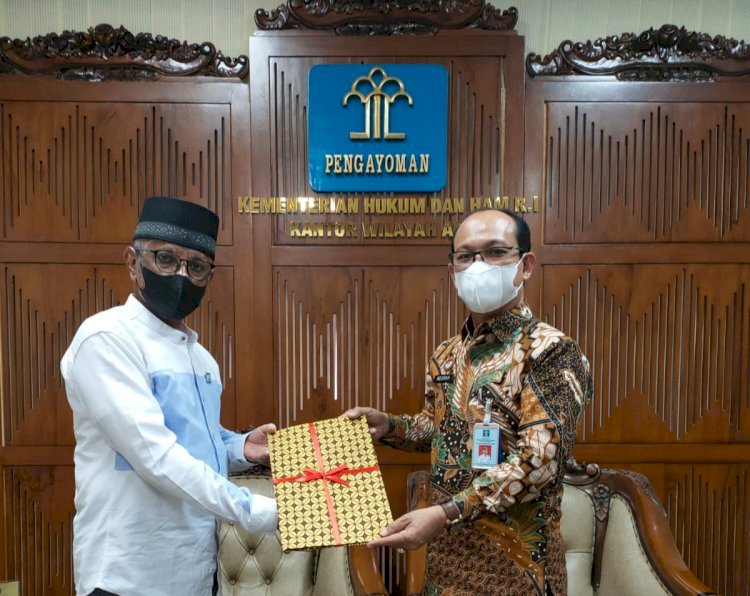 Ketua Umum Partai Darul Aceh (PDA), Tgk Muhibbussabri menerima SK dari Kepala Kemenkumham Aceh, Meurah Budiman/RMOLAceh