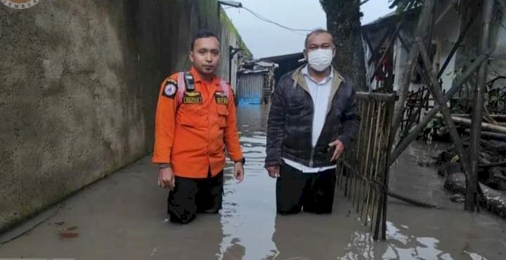 Petugas BPBD saat melakukan asesmen ke warga terdampak banjir/RMOLJatim