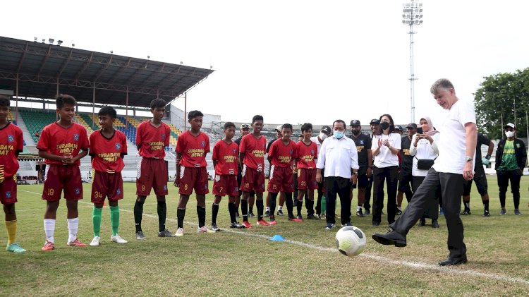 Owen Jenkins saat meninjau pelaksanaan program pengembangan sepak bola di G10N/RMOLJatim