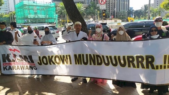 Bentangan spanduk 'Jokowi Mundur'