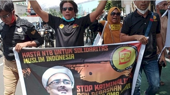 Massa Reuni 212 di Jalan MH Thamrin dibubarkan saat membentangkan spanduk Habib Rizieq Shihab/RMOL