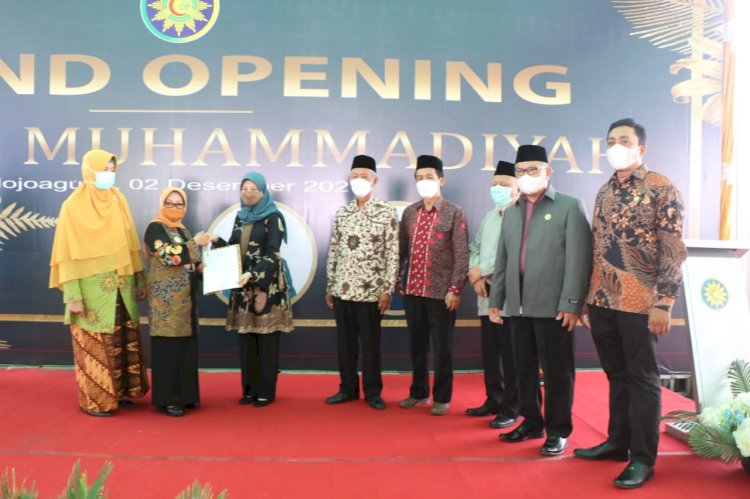 Bupati Jombang Mundjidah Wahab saat meresmikan PKU Muhammadiyah/RMOLJatim