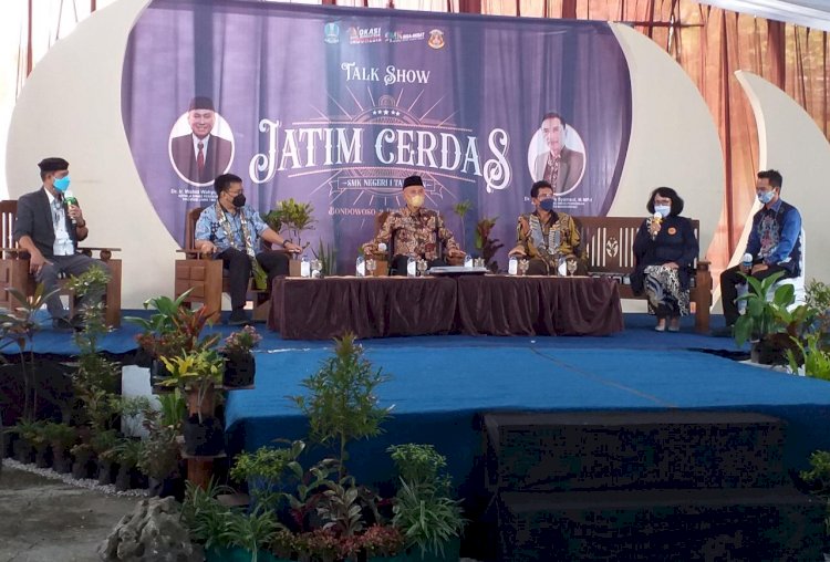 Kadis Pendidikan Jatim, Wahid Wahyudi (tengah) dan Kepala SMKN Tamanan Tatik Arminiati (dua dari kanan) saat Talk Show/RMOLJatim