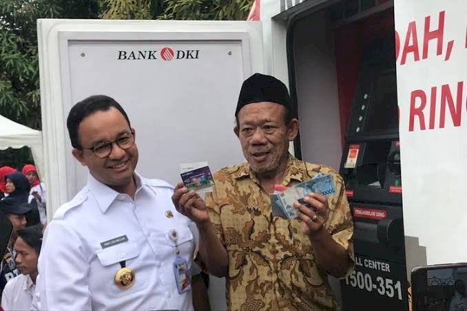 Gubernur DKI Jakarta Anies Baswedan bersama warga penerima Kartu Lansia Jakarta/Net