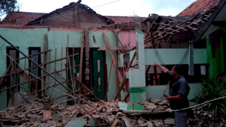 Salah satu warga saat menunjukkan lokasi aula yang Ambruk./ist