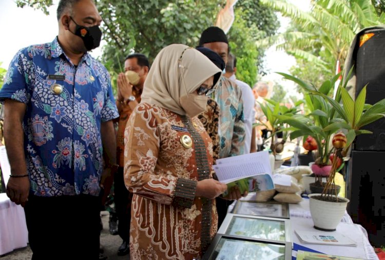 Bupati Jombang Hj. Mundjidah Wahab mencanangkan Kampung Literasi Pesantren Alam/Ist