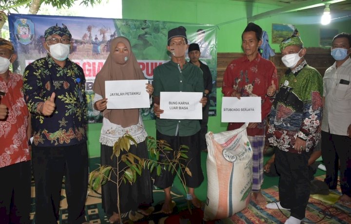 Bupati Situbondo, Karna Suswandi, foto bersama dengan kelompok tani penerima bibit bantuan gratis/RMOLJatim