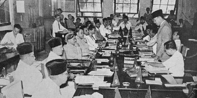 Rapat Panitia Persiapan Kemerdekaan Indonesia (PPKI) di Jakarta, 18 Agustus 1945 yang antara lain menetapkan UUD 1945 sebagai dasar negara RI./Ist