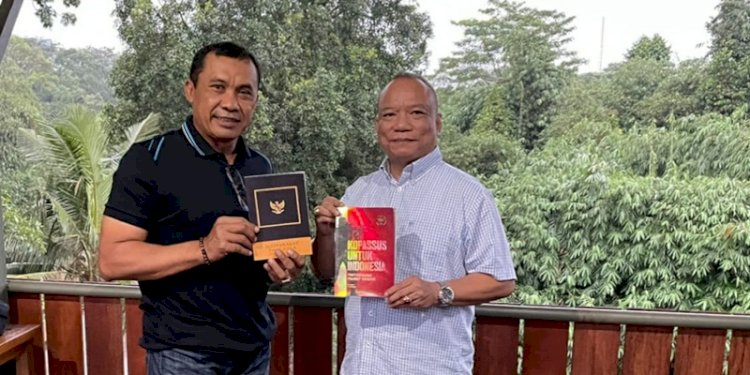 Danjen Kopassus Mayjen TNI Mohamad Hasan (kiri) dengan buku 