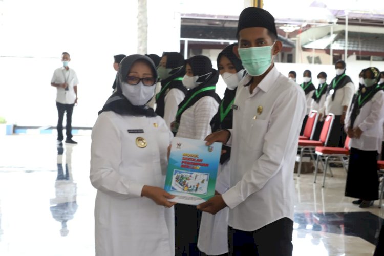 Bupati Jombang Mundjidah Wahab saat mewisuda sekolah Berlian di Pendopo Kabupaten Jombang, Rabu (1/12/2021)/Ist
