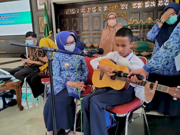 Bupati Jombang Munjidah Wahab bersama anak-anak difabel/Ist