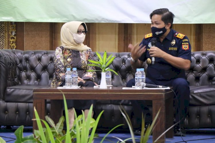 Bupati Jombang Munjidah Wahab dan Kepala Kantor Bea Cukai Kediri Sunaryo/Ist