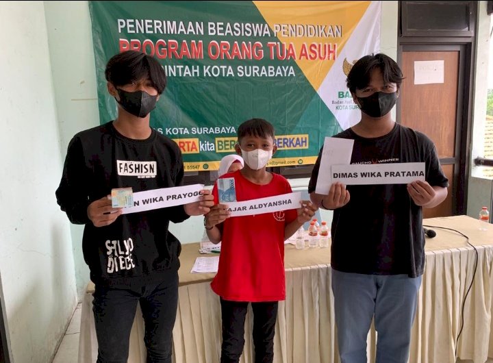 Baznas Surabaya menyalurkan hasil zakat dan infaq kepada masyarakat/ist