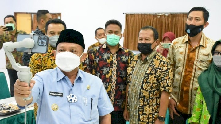 Bupati Situbondo, Karna Suswandi berbincang serius membahasa masalah klaster wilayah/RMOLJatim   