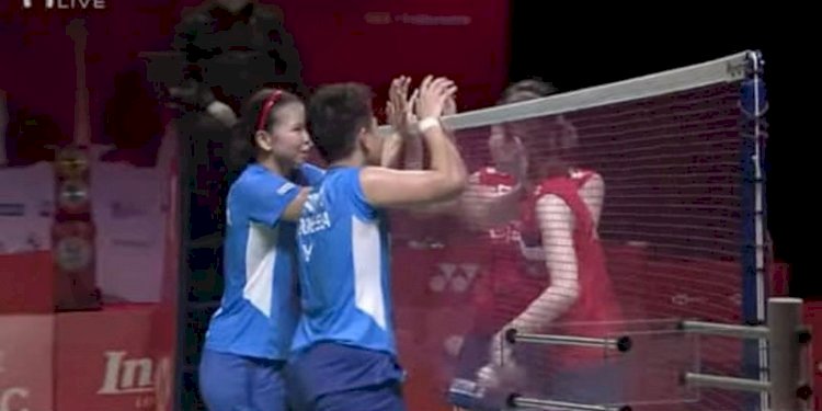 Greysia Polii/Apriani Rahayu menyalami lawan usai kalah di Semifinal BWF World Tour Final/Net