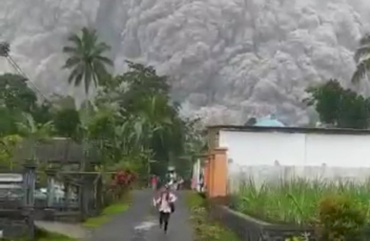 Warga saat berlarian untuk menyelamatkan diri/Ist