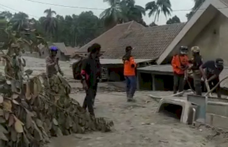 Relawan dan BPBD terus melakukan pencarian/Ist