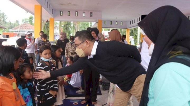Anwar Sadad saat menghibur anak-anak korban Erupsi Semeru di Pengungsian. /Ist