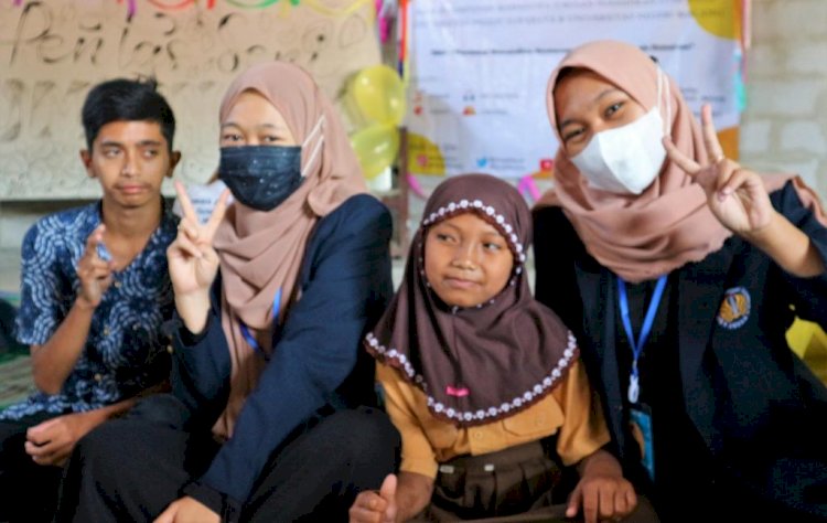 Relawan UNESA bersama penyandang disabilitas/Ist