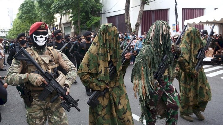 Personil TNI AL meramaikan kawasan wisata Jalan Tunjungan dalam perayaan Navy Day/ist