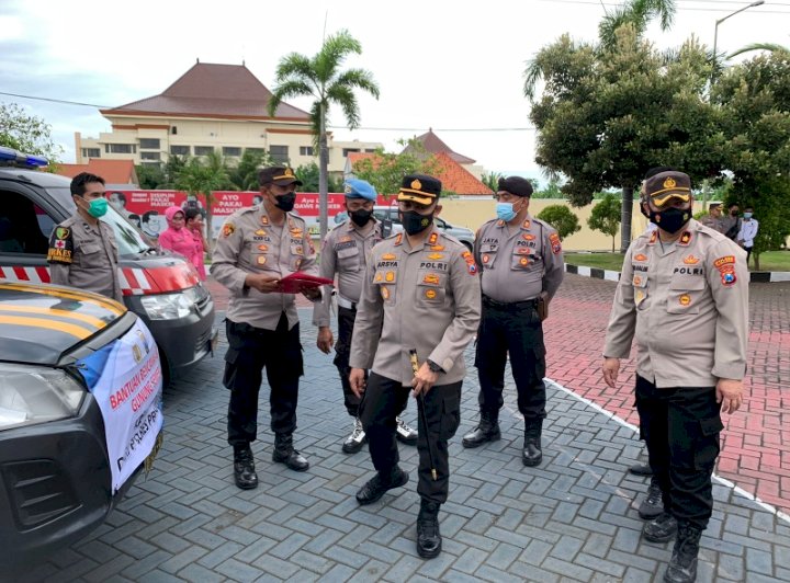 Kapolres Probolinggo AKBP Teuku Arsya Kadhafi saat memantau logistik/RMOLJatim