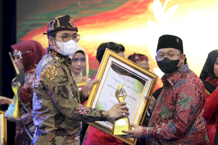 Bendahara Umum DPP Banteng Muda Indonesia (BMI) Kaisar Kiasa Kasih Said Putra saat menerima penghargaan sebagai Tokoh Millenial Inspiratif pada ajang Madura Awards 2021./Ist