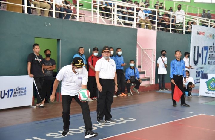 Wabup Sidoarjo H Subandi melempar bola volley saat pembukaan Kejurnas/RMOLJatim