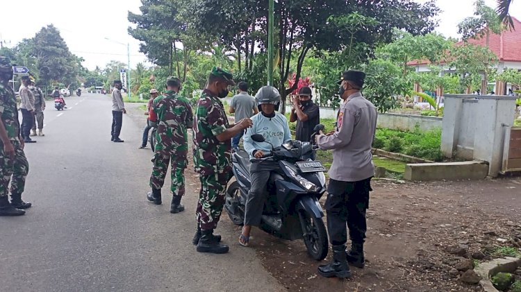 Aparat kepolisian dan TNI di Banyuwangi melakukan operasi yustisi dan bagi-bagi masker/RMOLJatim