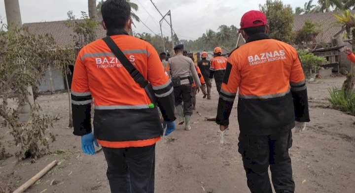 Para relawan Baznas Kabupaten Probolinggo saat ikut melakukan pencarian korban Semeru. /Ist