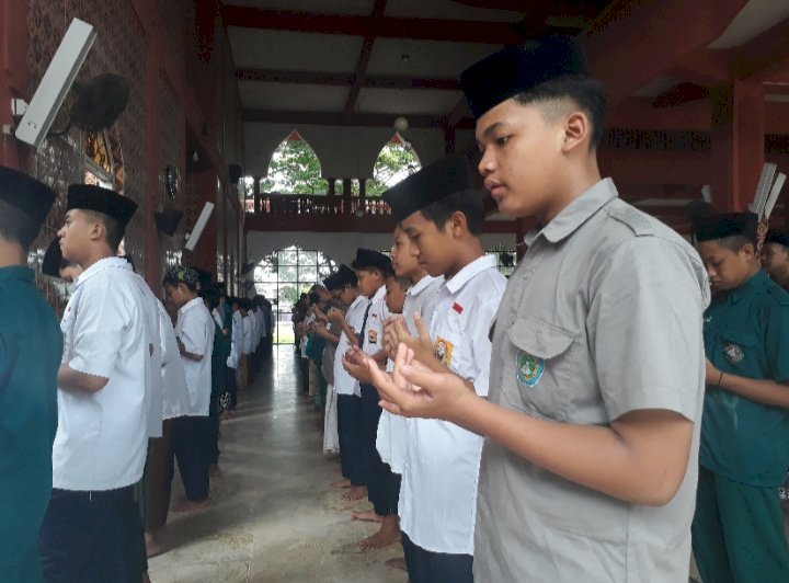 Shalat Ghaib dan Doa Bersama di Pesantren Darul Ulum