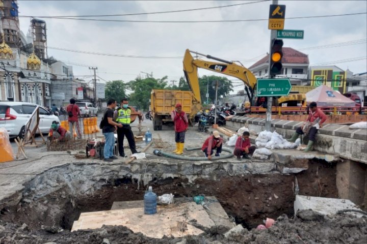 Pembuatan saluran di Jalan Kedung Cowek, Kelurahan Gading, Kecamatan Kenjeran, Surabaya/RMOLJatim