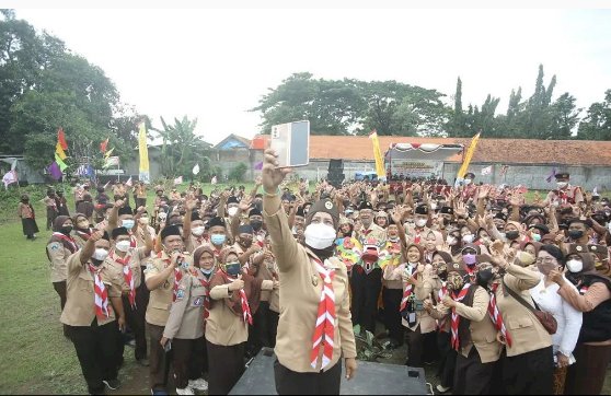 Wali Kota Mojokerto Ika Puspitasari berselfie bersama anggota pramuka /ist