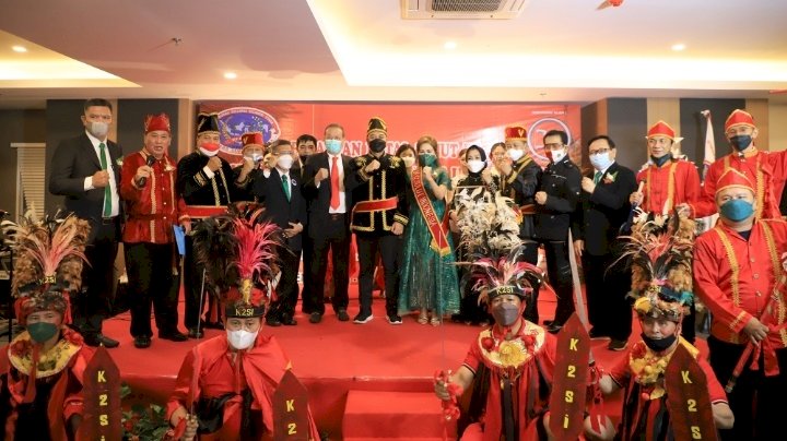Wali Kota Eri menerima Penganugerahan Gelar sebagai Tonaas Wangko (Gelar Kehormatan) dari perwakilan warga Sulawesi Utara, yang tergabung dalam K2SI/ist