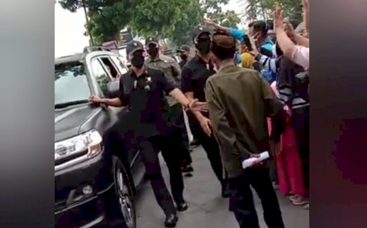 Kakek di hadang Paspamres saat mendekati rombongan presiden Jokowi di Lumajang/Repro