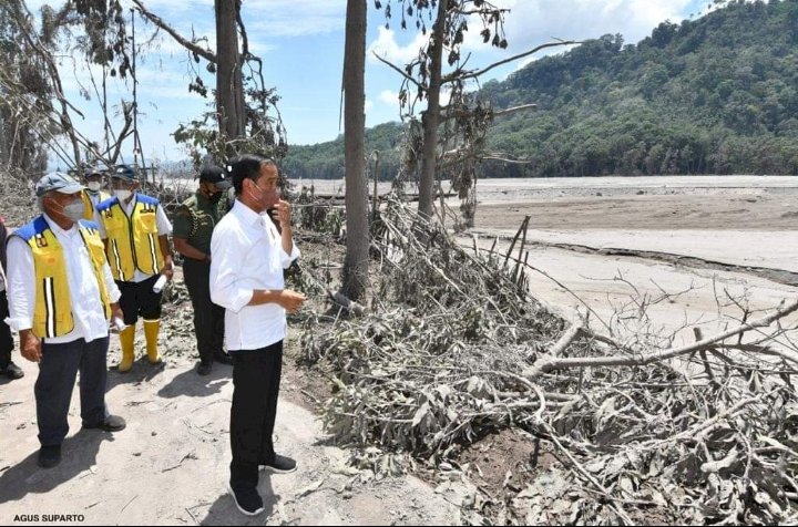 Presiden Joko Widodo meninjau langsung sejumlah lokasi terdampak erupsi Gunung Semeru di Kabupaten Lumajang, Provinsi Jawa Timur, pada Selasa, 7 Desember 2021./Repro