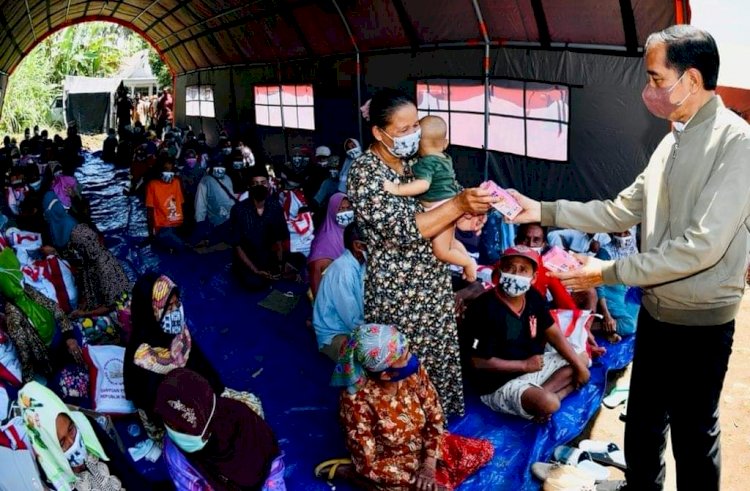 Presiden Jokowi saat bersama pengungsi Gunung Semeru/Repro