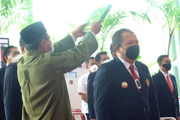 Bupati Jember Hendy Siswanto saat menjalani penyumpahan profesi Insinyur/RMOLJatim