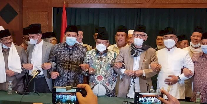 Ketua Umum PBNU KH Said Aqil Siroj, didampingi Rais Aam PBNU KH Miftachul Akhyar dan Katib Aam PBNU KH Yahya Cholil Staquf bergandengan tangan usai mencapai mufakat bahwa Muktamar ke-34 Nahdlatul Ulama digelar pada 23-25 Desember di Lampung/RMOL