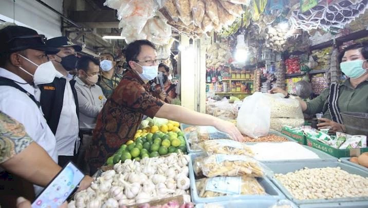 Wali Kota Eri mendampingi Wakil Menteri Perdagangan RI, Jerry Sambuaga sidak harga bahan kebutuhan pokok di Pasar Wonokromo, Surabaya/RMOLJatim