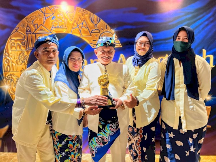 Bupati Karna Suswandi (Tengah) bersama sejumlah pejabat teras Pemkab dan Ketua Pokdarwis pamer piala/RMOLJatim