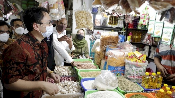 Wakil Menteri Perdagangan, Jerry Sambuaga meninjau pelaksanaan protokol kesehatan dan penerapan digitalisasi pasar rakyat di Pasar Wonokromo, Kota Surabaya, Jawa Timur/Ist