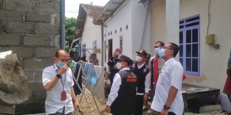 Bupati Situbondo, Karna Suswandi meninjau sejumlah lokasi bencana di Kecamatan Mangaran/RMOLJATIM