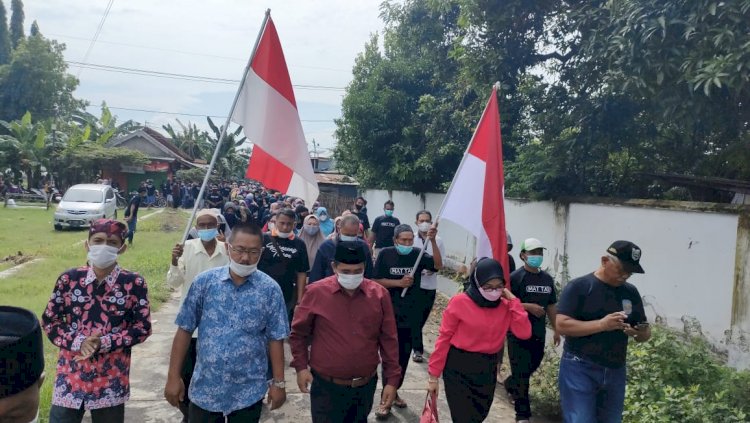 Ratusan Massa, Mengawal Mattali Menuju Balaidesa Kalisalam Kecamatan Dringu. /RMOLJatim