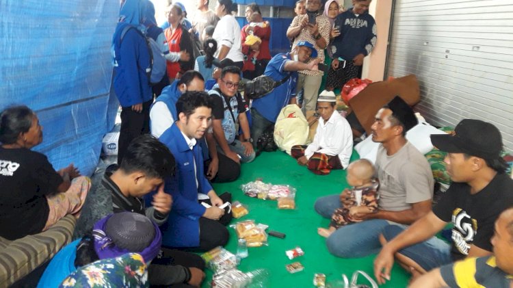 Plt Ketua DPD Demokrat Jatim Emil Elistianto Dardak mengunjungi korban letusan semeru/ist