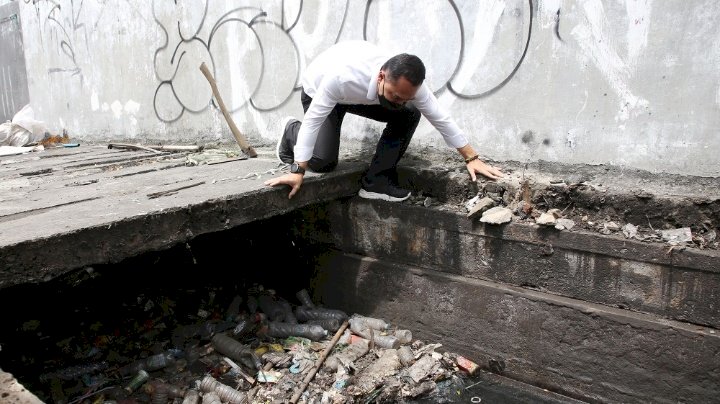 Wali Kota Eri sidak gorong-gorong di bawah pedestrian kawasan Jalan Kenjeran/RMOLJatim