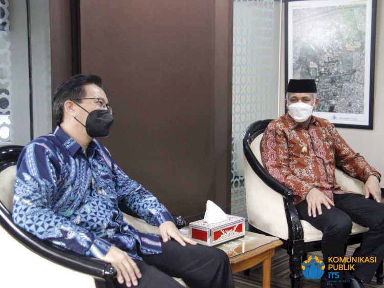 Rektor ITS Prof Dr Ir Mochamad Ashari MEng bersama Gubernur Aceh Ir H Nova Iriansyah/Ist 