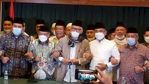 Petinggi PBNU bergandengan tangan usai mengumumkan bersama waktu pelaksanaan Muktamar ke 34 di Lampung, Selasa malam (7/12)/RMOL