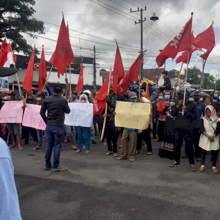 Puluhan aktivis antikorupsi berdemo di depan gedung Kejari Blitar/Ist