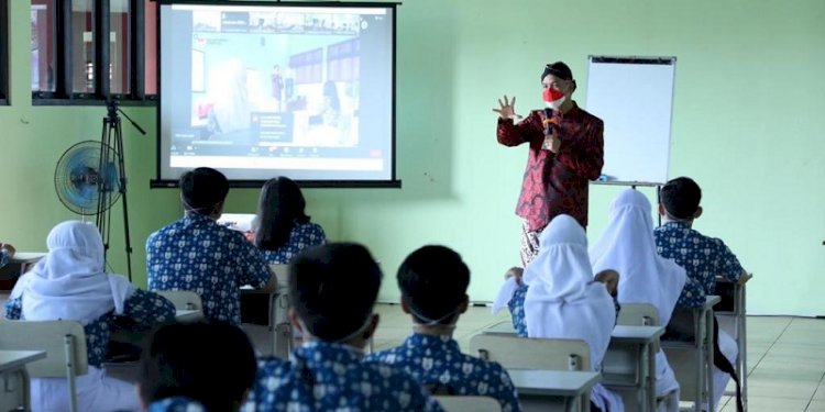 Gubernur Jateng Ganjar Pranowo saat bertemu siswan SMAN 15 Semarang/RMOL