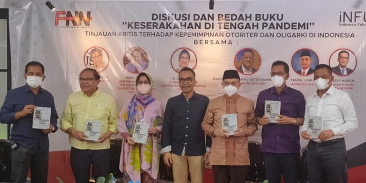 Gde Siriana Yusuf diapit sejumlah tokoh dalam bedah buku "Keserakahan di Tengah Pandemi"/RMOL